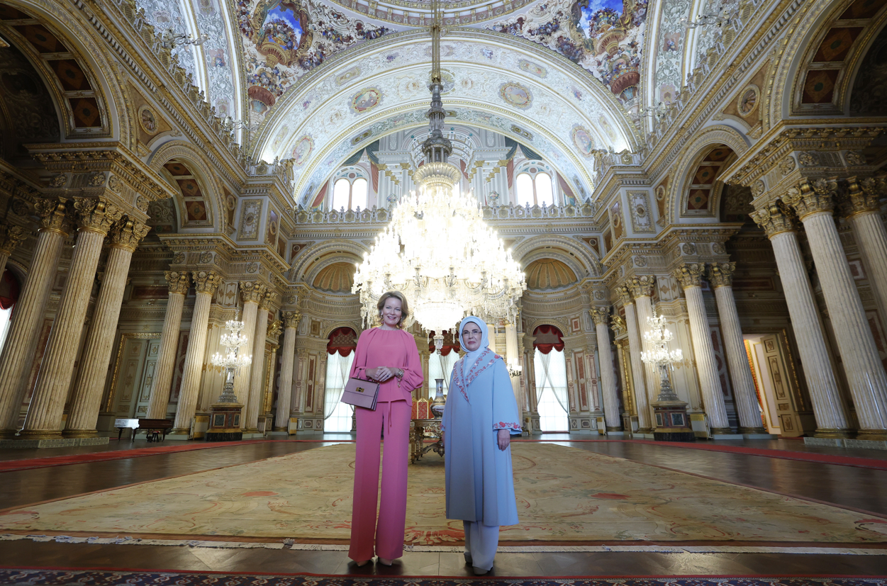 Sarayda Zarafet Buluşması! Emine Erdoğan ve Belçika Kraliçesi'nden Tarihi Sergi Ziyareti