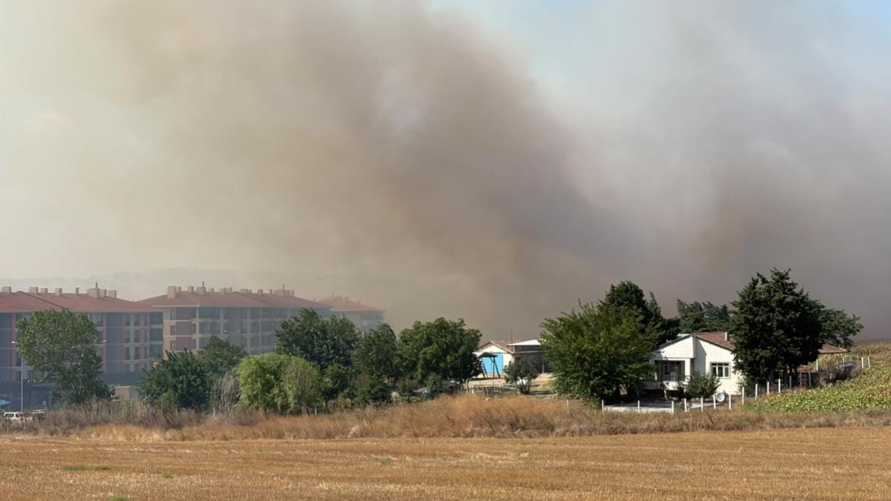 Silivri'de Tarım Arazisinde Başlayan Yangın Kontrol Altına Alınmaya Çalışılıyor
