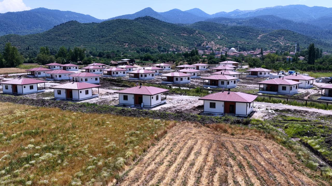 Sındırgı'da Deprem Yaraları Sarıldı: Yeni Yuvalar Yükseliyor