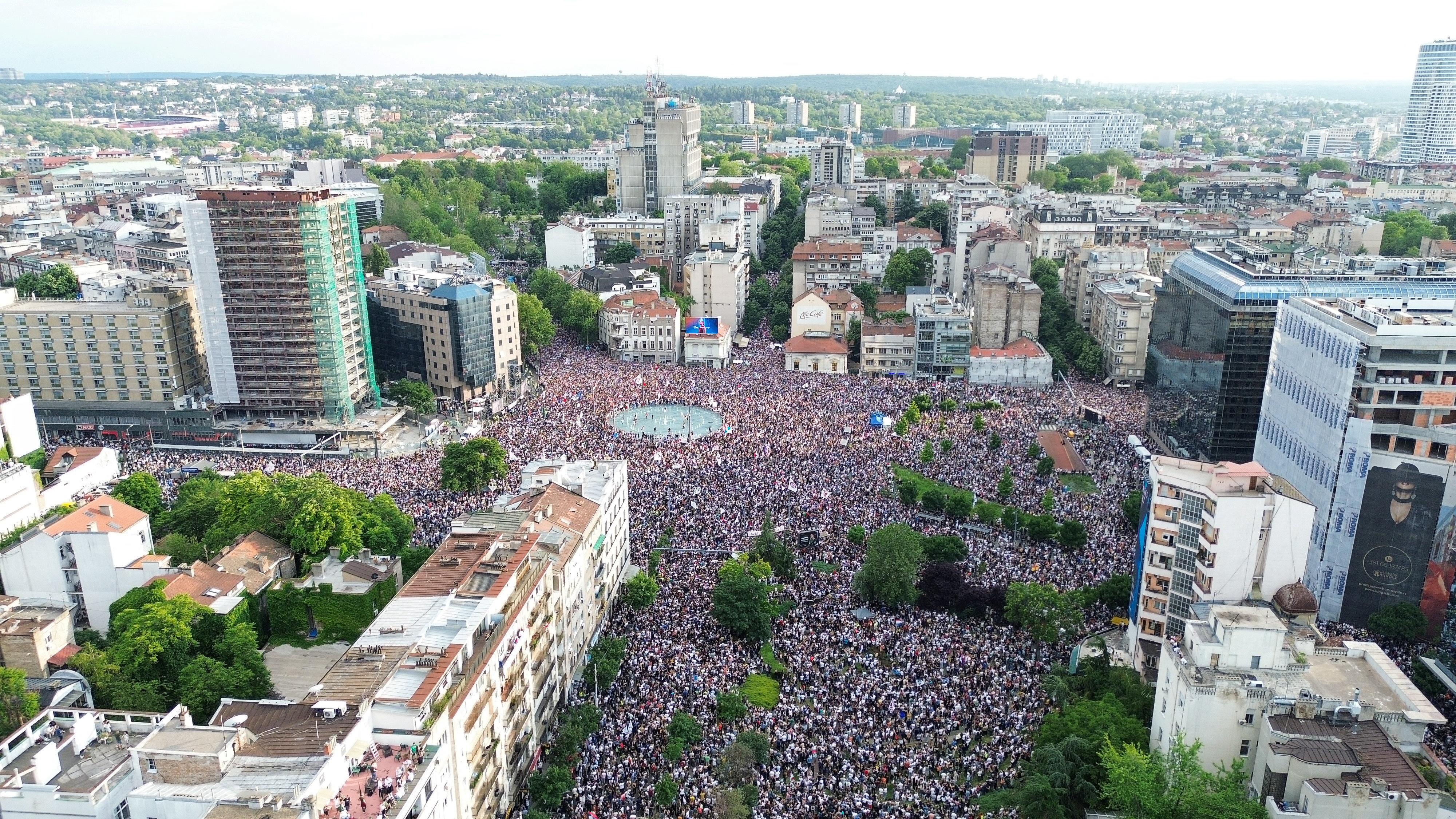 Sırbistan Kaynıyor! Halk Erken Seçim İçin Ayaklandı, Belgrad'da Yer Yerinden Oynuyor!