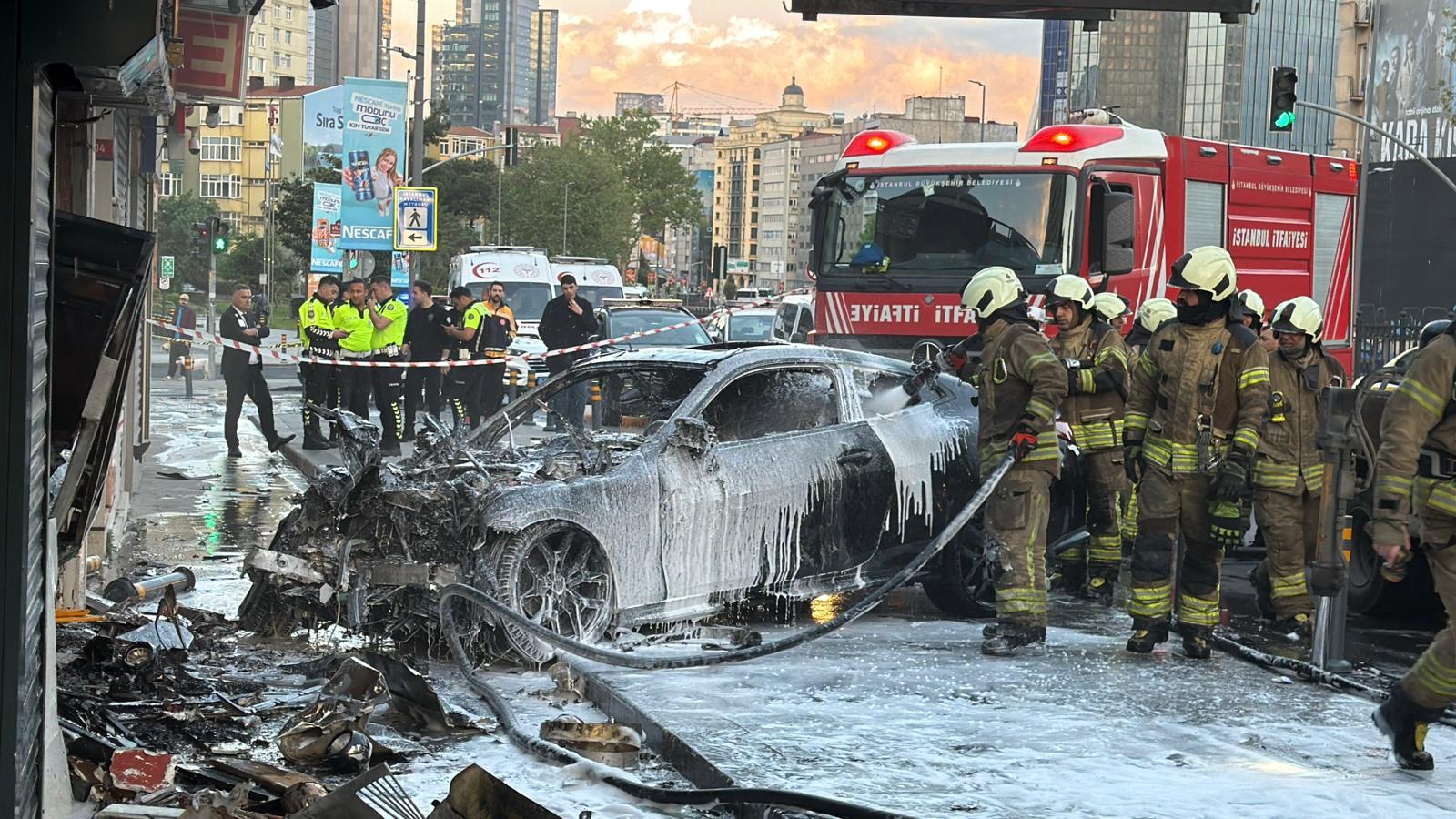 Şişli'de Akıl Almaz Kaza! Kontrolden Çıkan Otomobil Dükkanı Alev Topuna Çevirdi!