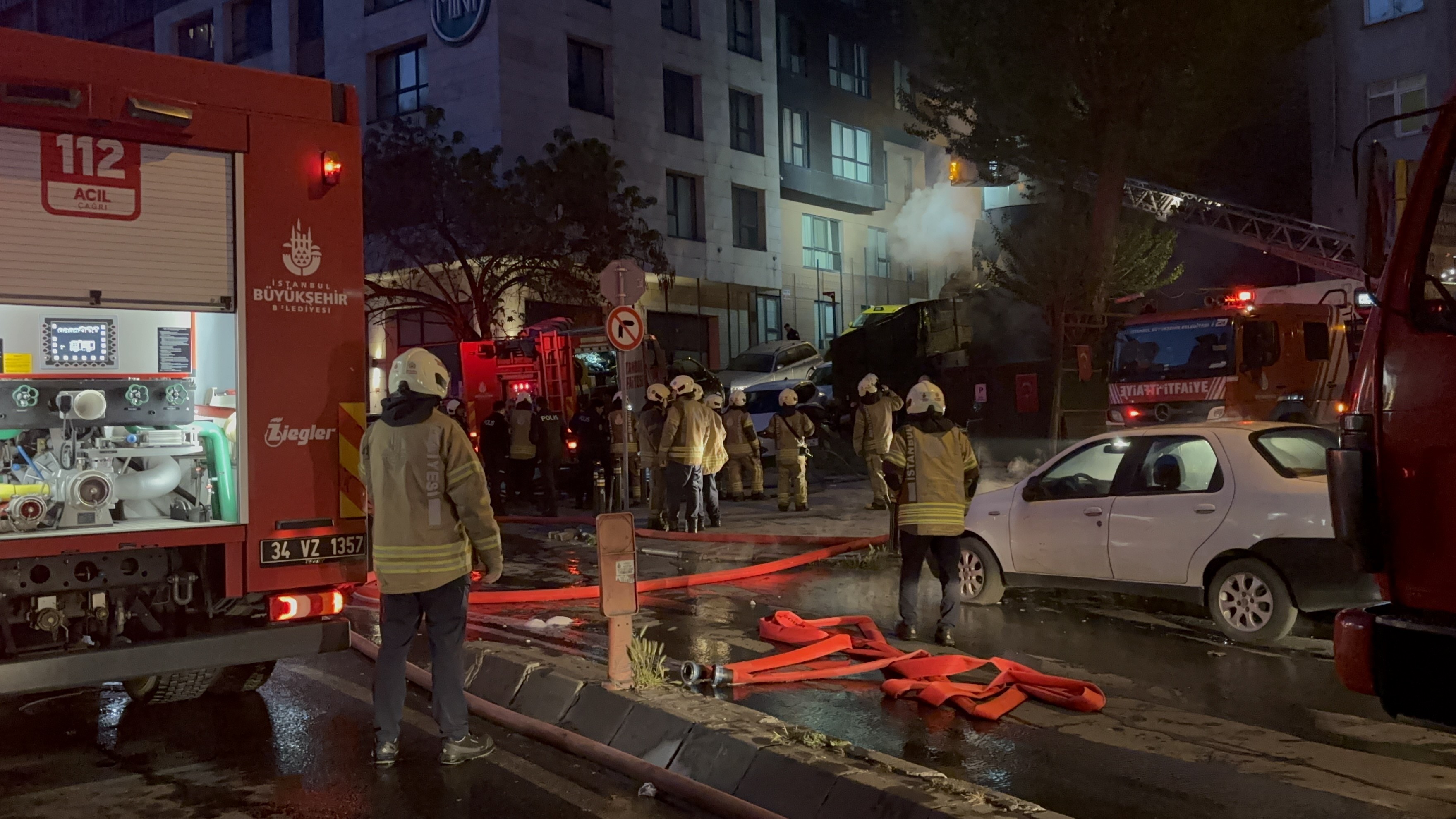 Şişli'de Alevler Yükseldi! Motosiklet Yangını Bina ve İş Yerini Kül Etti