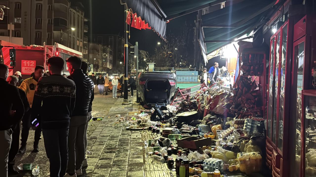Sivas'ta Kontrolden Çıkan Araç Ortalığı Birbirine Kattı! Şok Eden Kaza Anı!
