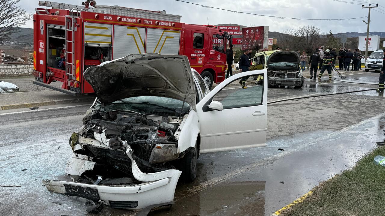 Sivas'ta Korkunç Kaza! Genç Futbolcuların Hayatı Tehlikede mi?