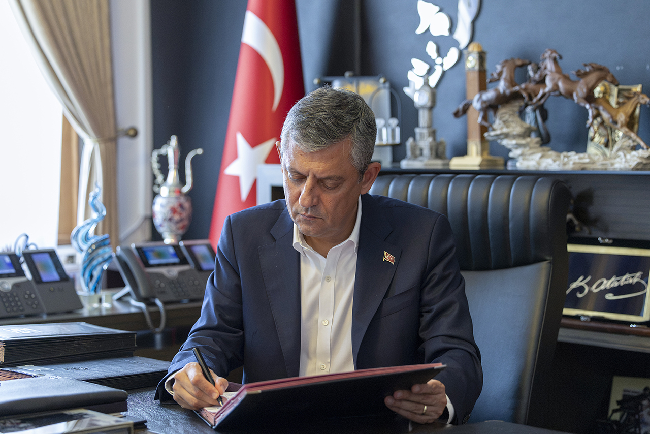 Siyasette Büyük Ayrılık: Özgür Özel ve 90 Milletvekili CHP'den İstifa Etti