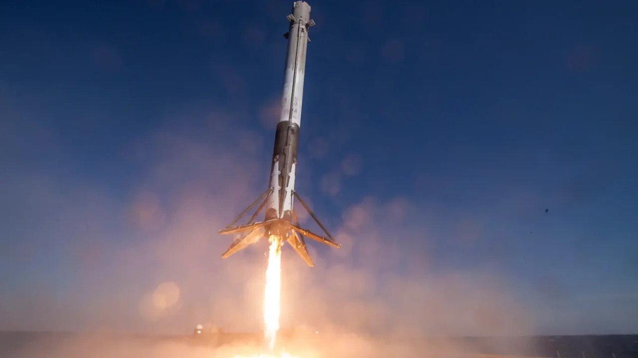 SpaceX Roket Parçası Ay'a Çarptı: Uzay Kirliliği Tartışması
