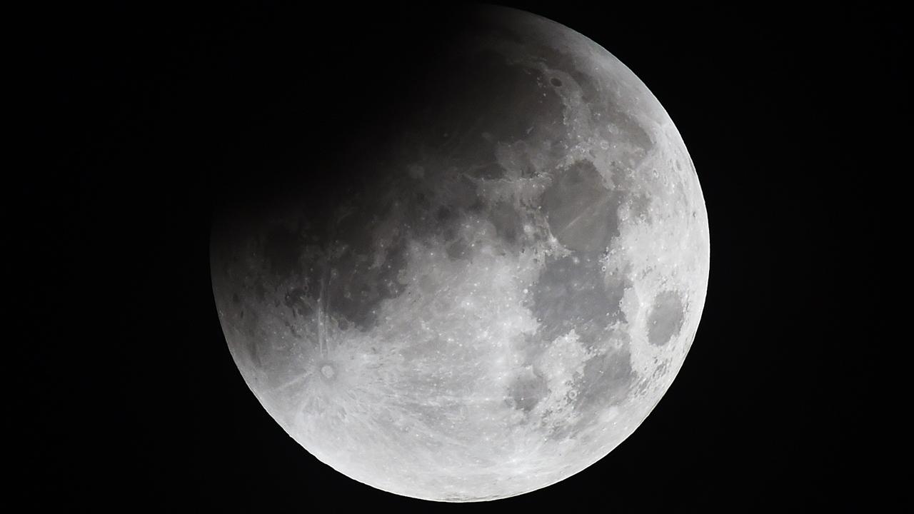 SpaceX Roketi Ay'a Çarpmaya Hazırlanıyor