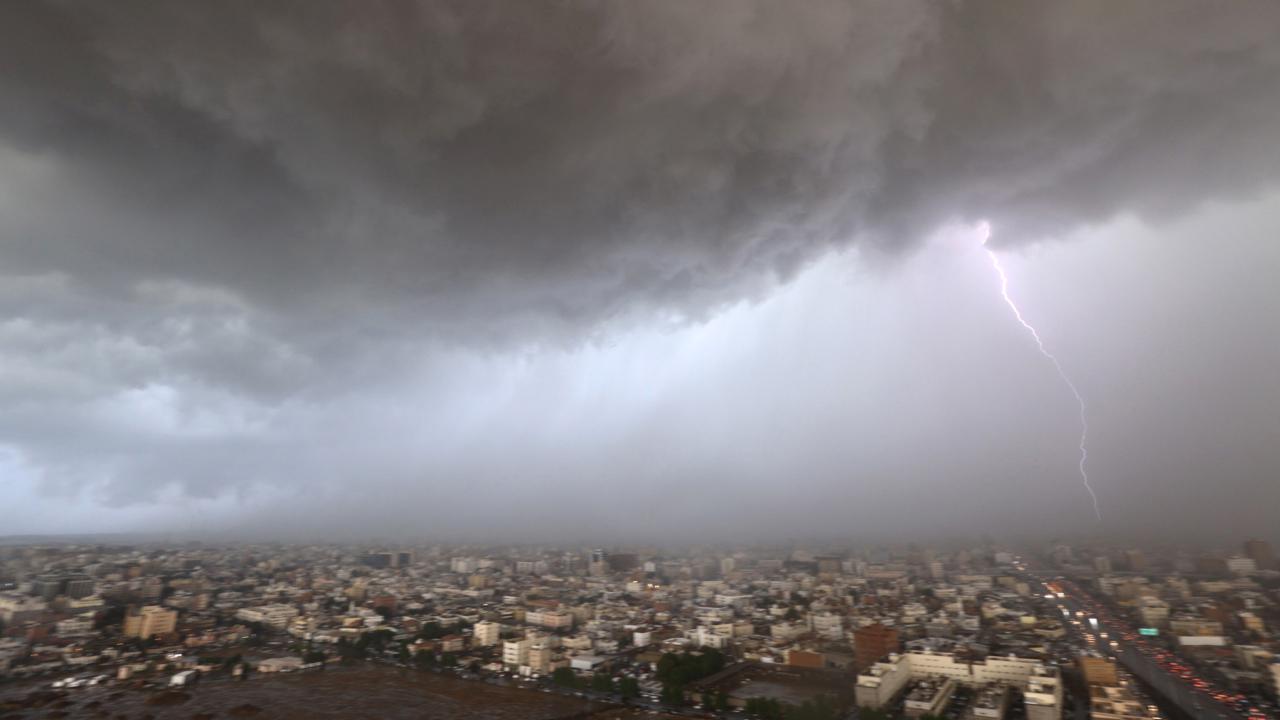 Suudi Arabistan'da Okullar Tatil Edildi! Şiddetli Yağış Hayatı Felç Etti