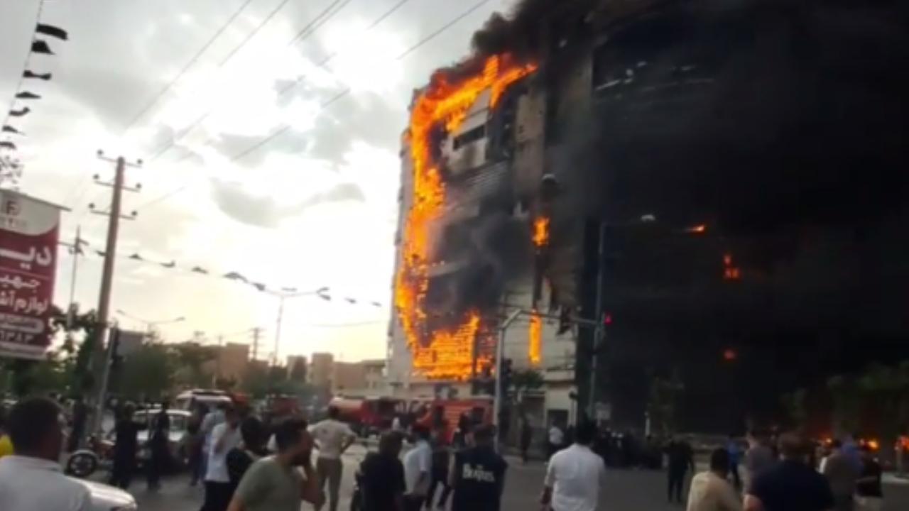 Tahran Alevlere Teslim! Alışveriş Merkezinde Korkunç Yangın!