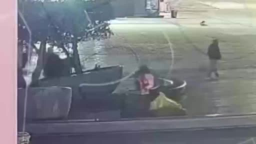Taksim'de Pes Dedirten Anlar! Hırsızlık Kameraya Yakalandı, Polis Affetmedi!