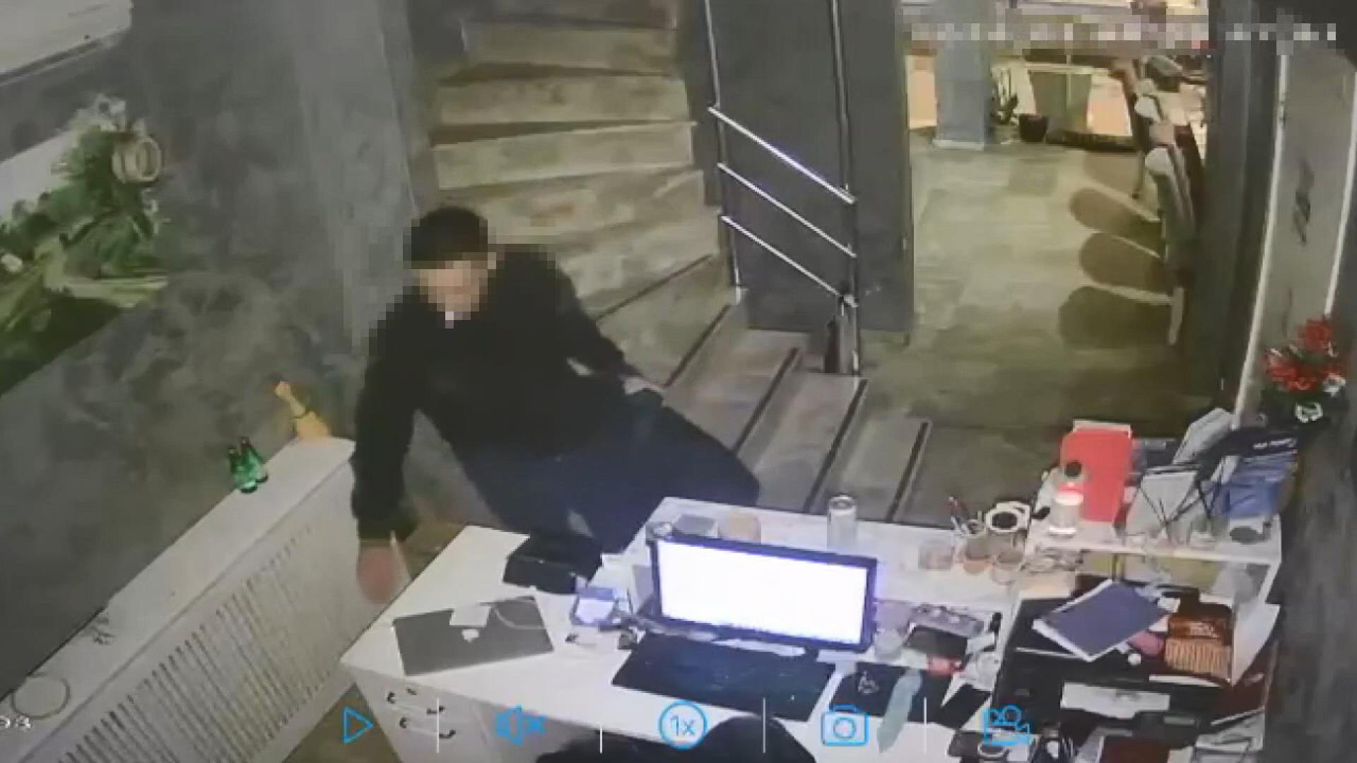 Taksim'de Pes Dedirten Hırsızlık! Laptop'ı Alan Şahıs Kameraya Yakalandı, Sonrası Şok!