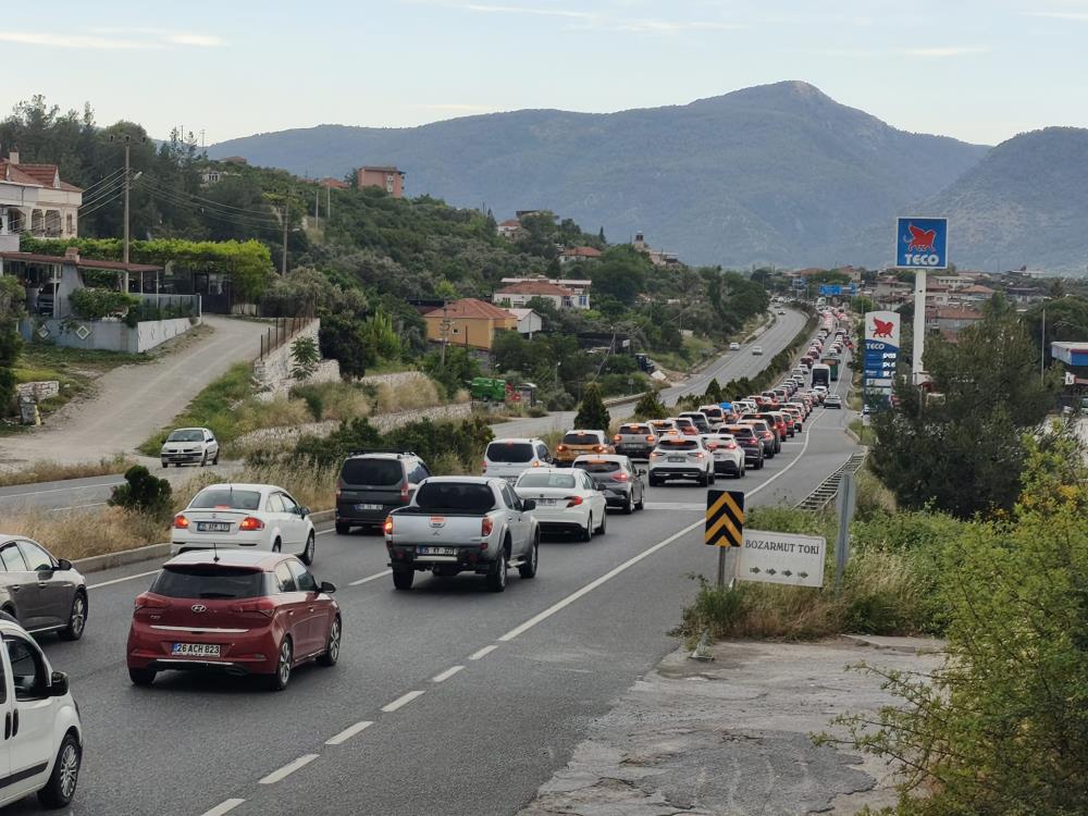 Tatil Çilesi Başladı! Bayram Sevinci Kabusa Döndü: Muğla'da 22 Kilometrelik Araç Kuyruğu!