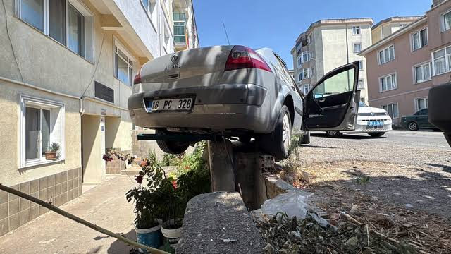 Tekirdağ'da Park Halindeki Otomobil İstinat Duvarında Asılı Kaldı