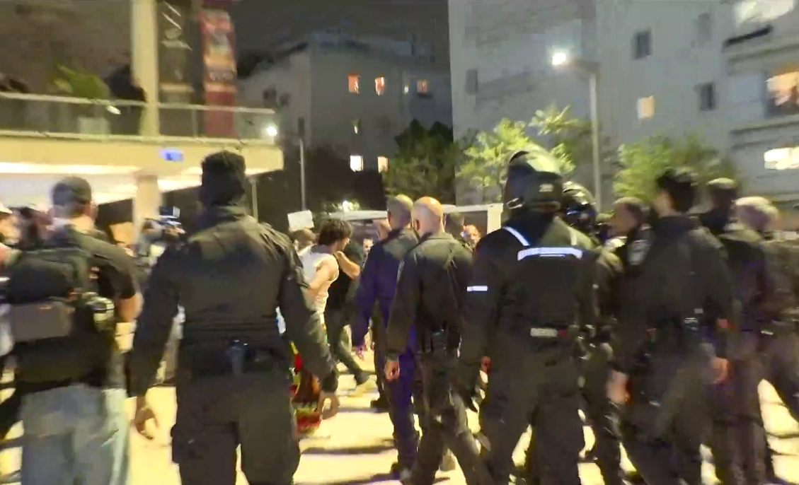 Tel Aviv'de Tansiyon Yükseldi: Savaş Karşıtları ve Polis Arasında Arbede!