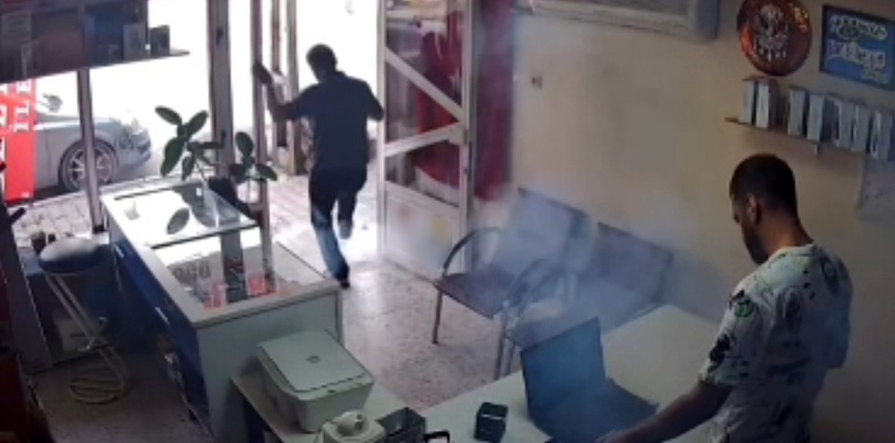 Telefon Tamirhanesinde Korku Dolu Anlar! Batarya Bir Anda Alev Topuna Döndü!