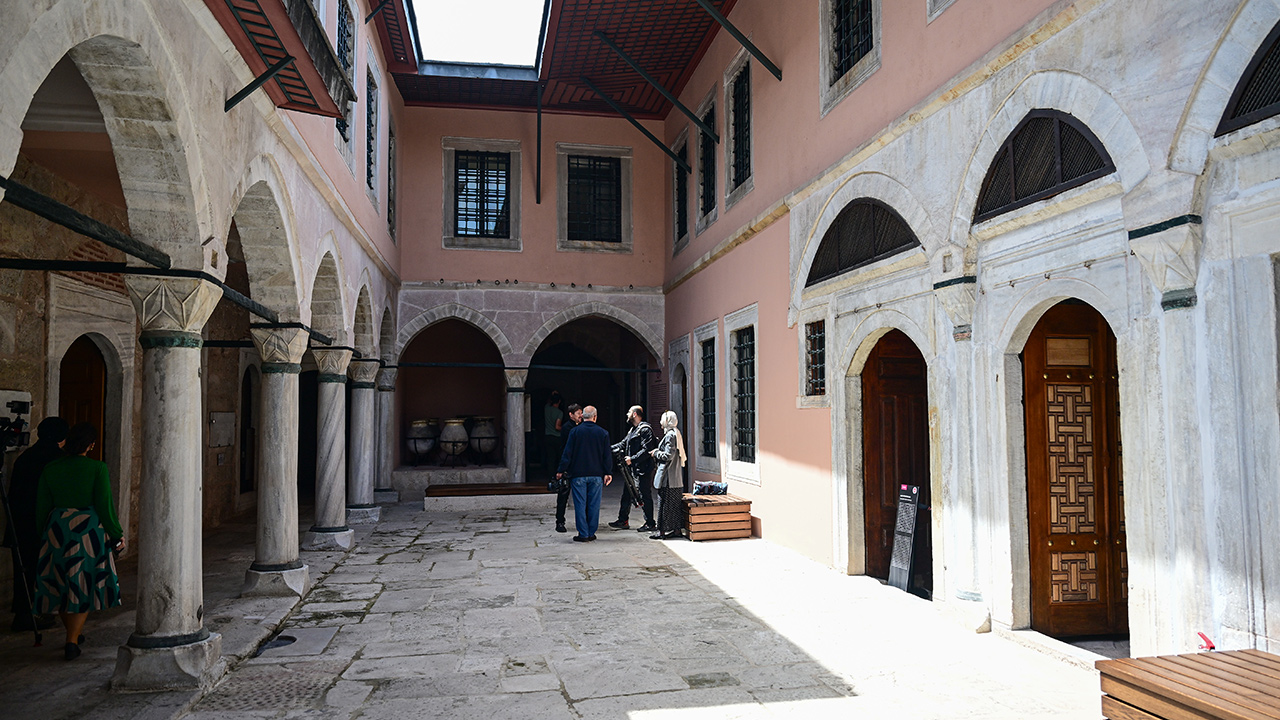 Topkapı Sarayı'nın Gizemli Harem Kapıları Aralandı! Kadınefendiler ve Cariyeler Taşlığı İlk Kez Ziyarete Açıldı!