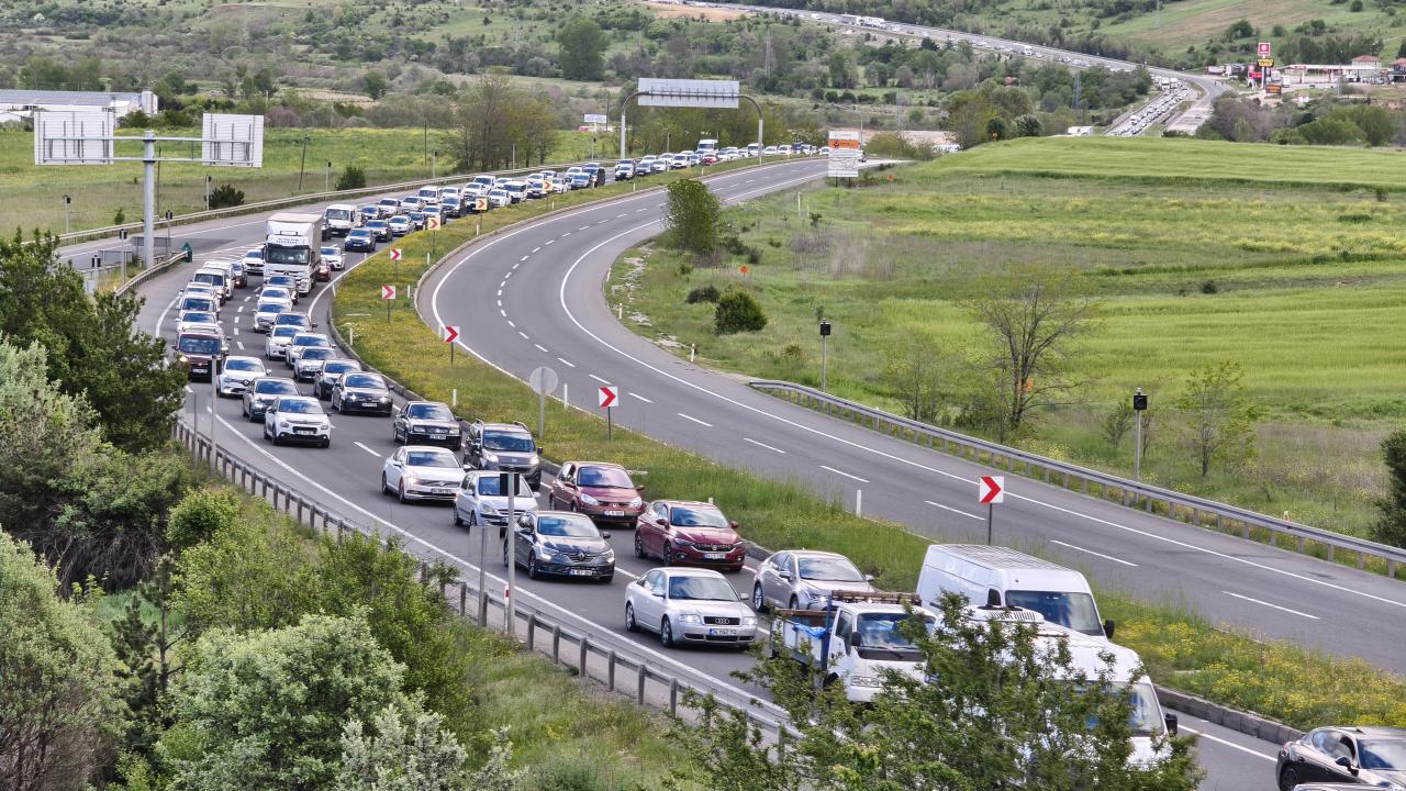 Trafik Alarm Veriyor! Bayram Tatili Bitti, Yollar Kabusa Döndü