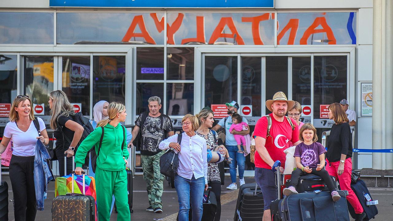 Turizmde Rekor Üstüne Rekor! Antalya Havalimanı Yolcu Sayısında Dev Artış!