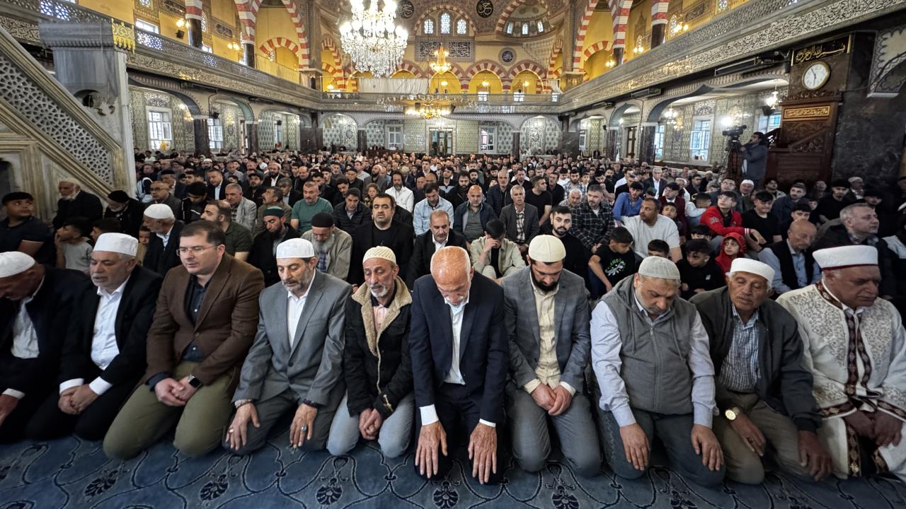 Türkiye Bayram Coşkusuyla Sarsılıyor! Milyonlar Camilere Akın Etti