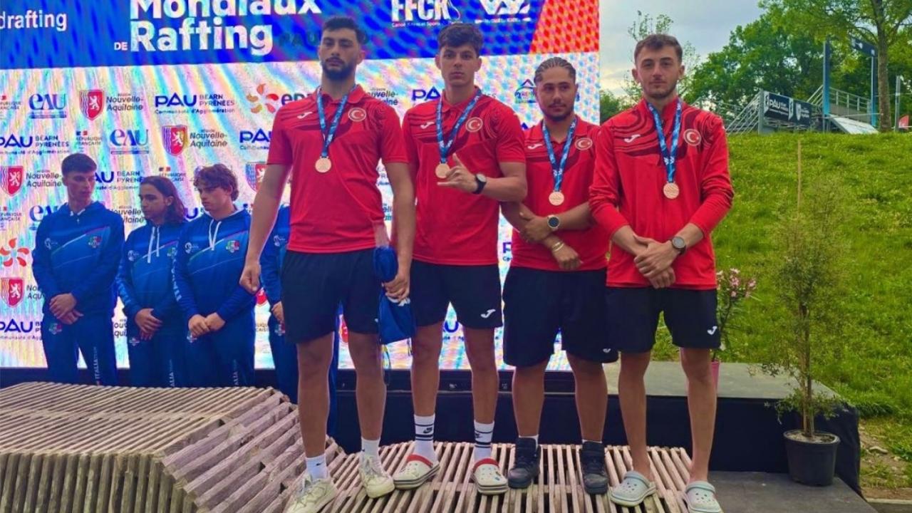 Türkiye Raftingde Destan Yazdı! Genç Milli Takım Dünya Üçüncüsü!