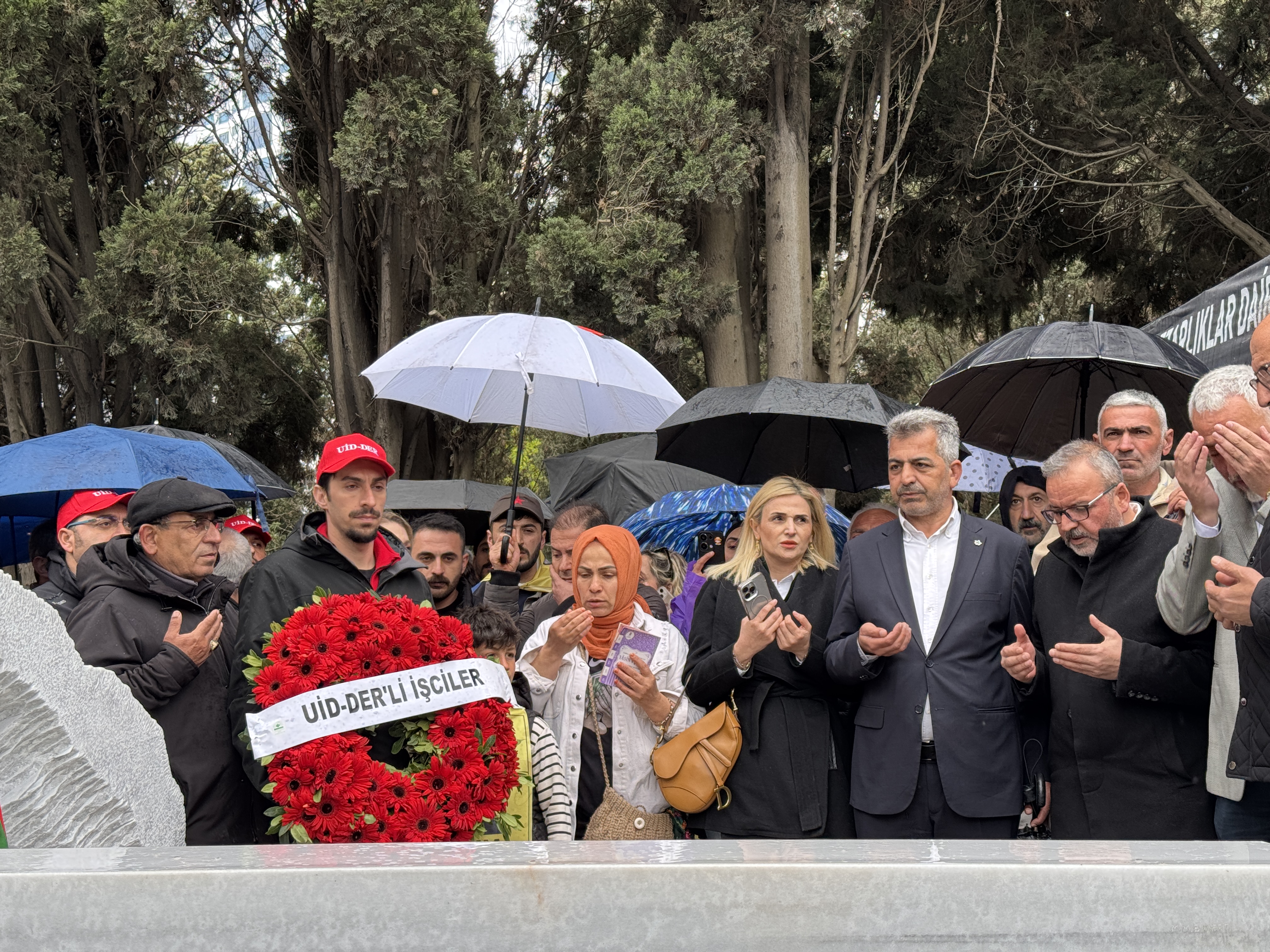Türkiye Yasta! Sırrı Süreyya Önder Unutulmadı: Mezar Başında Duygu Seli