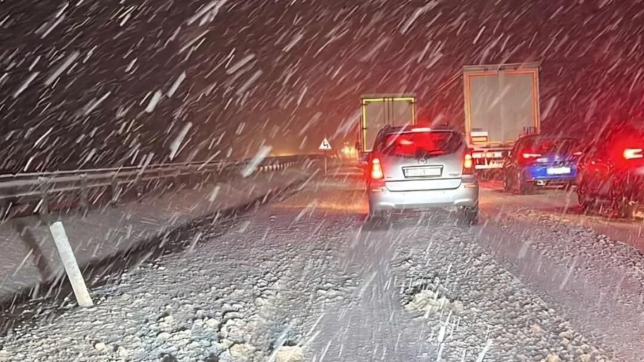 Türkiye'de Kar Alarmı! 3 Önemli Karayolu Tırlara Kapatıldı: Sürücüler Dikkat!