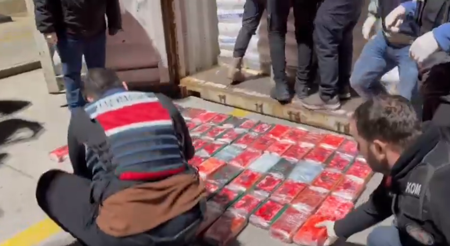Türkiye'de Rekor Kokain Baskını! Bakanlık Duyurdu: Uyuşturucu Baronlarına Ağır Darbe