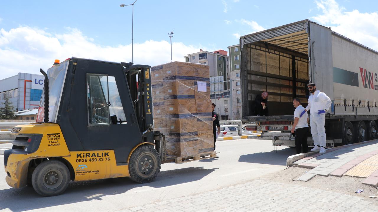 Türkiye'den İran'a Uzanan Şefkat Köprüsü: O Tırlar Umut Taşıyor!