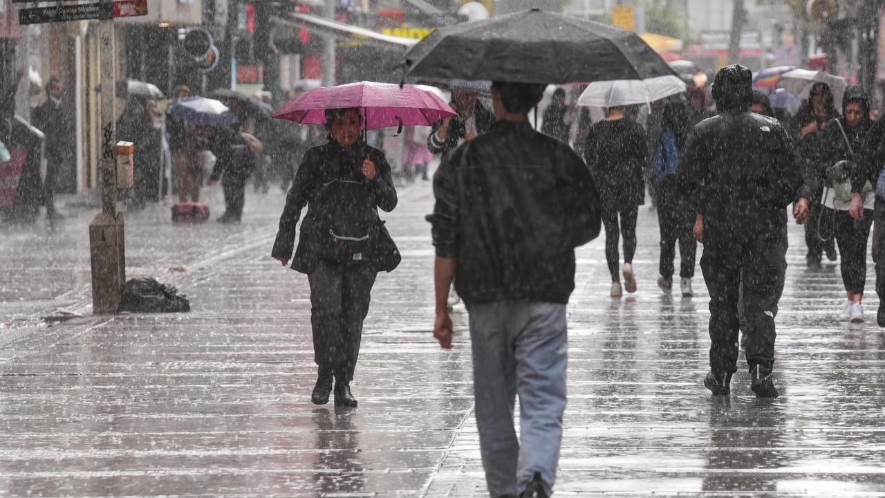 Türkiye'ye Sağanak Sürprizi! Hava Durumu Uzmanlarından Uyarı: Şemsiyelerinizi Hazır Edin!