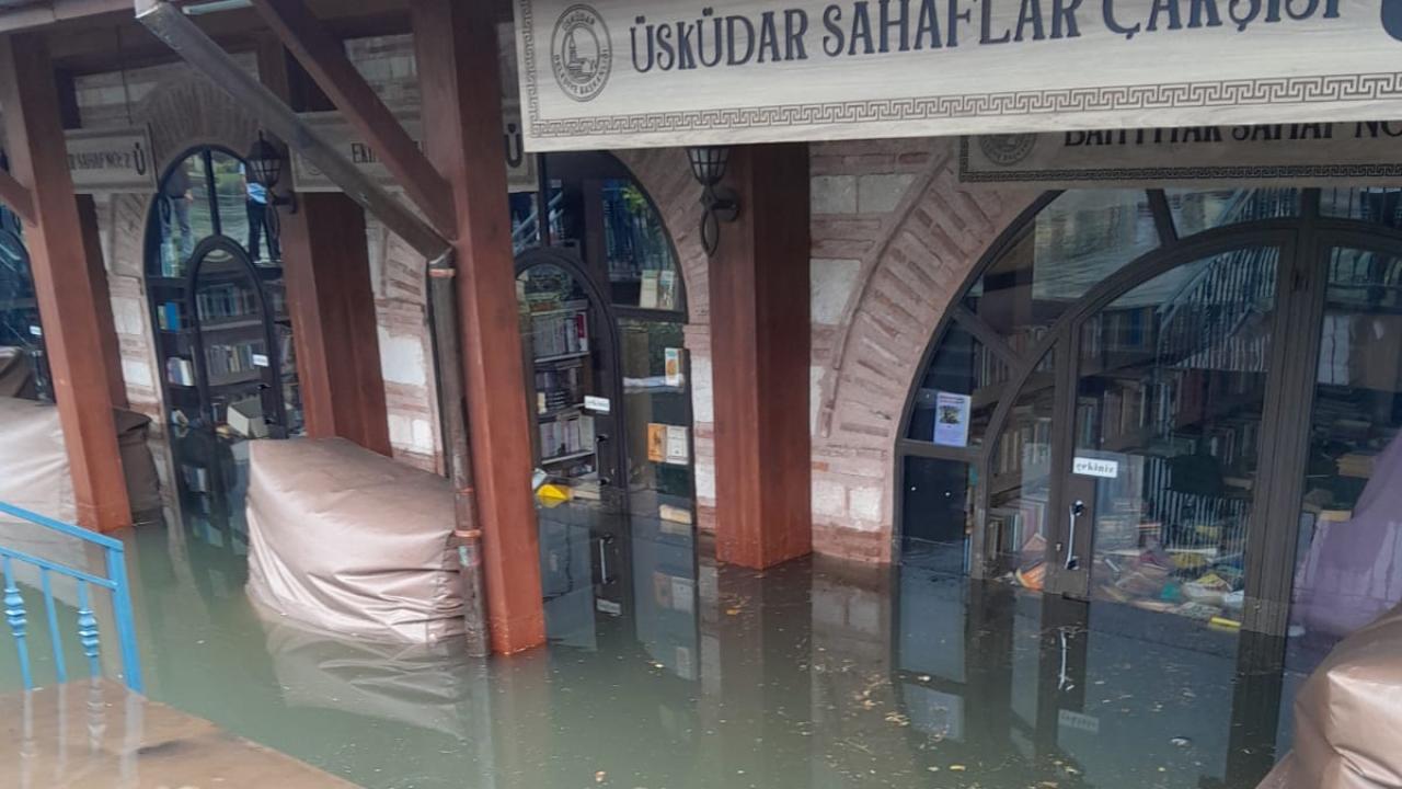 Üsküdar Sahaflar Çarşısı'nda Sağanak Felaketi: Yüzlerce Kitap Zarar Gördü