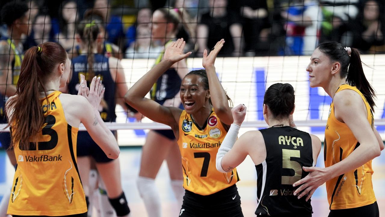 VakıfBank Sultanlar Ligi'nde Zirvede! Şampiyonluk Kupası Havaya Kalktı!