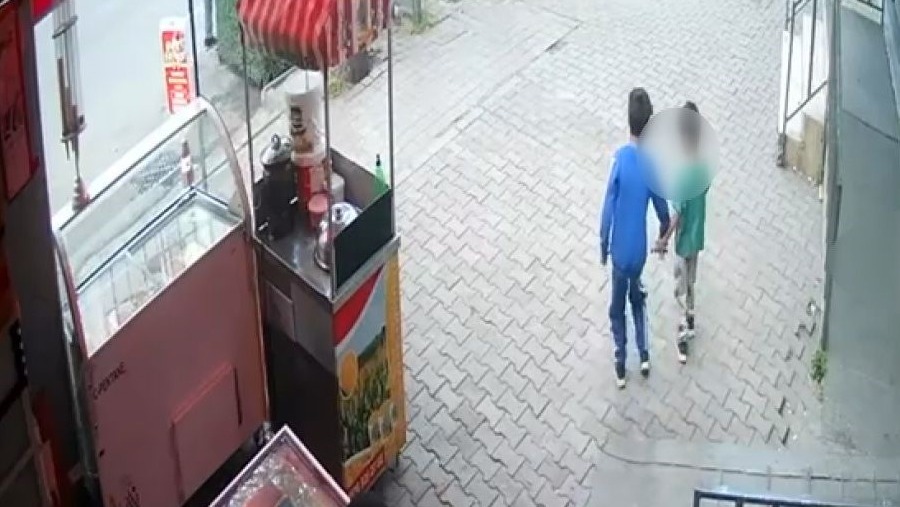 Vicdansızlık Kamerada! Çocuklar Kediyi Bıçakladı, Uyaran Kadına Saldırdı