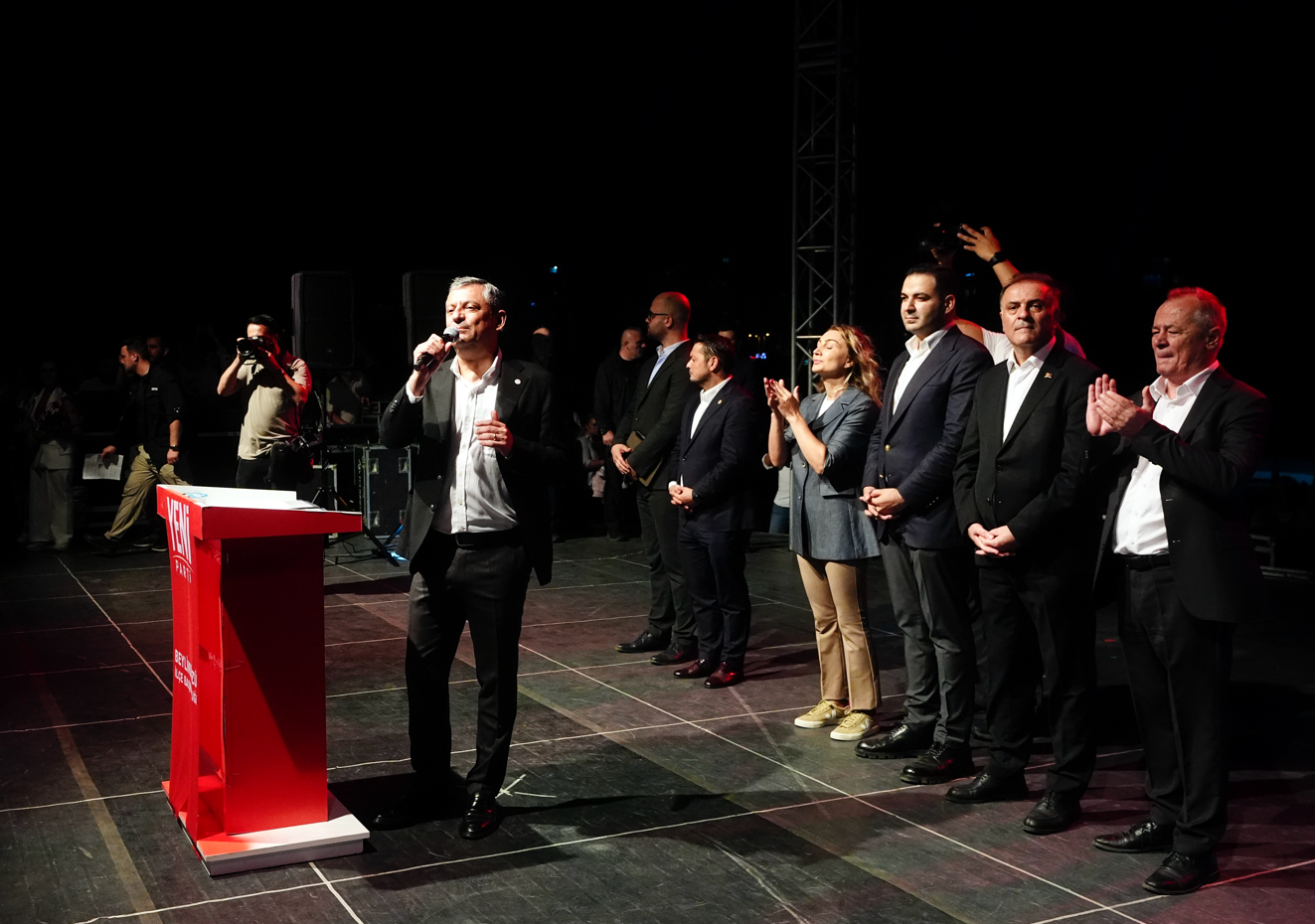 Yeni Parti'den Beylikdüzü'nde İlk Miting: Özgür Özel'den Siyasi Mesajlar
