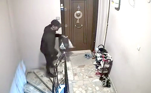 Yok Artık! Avcılar'da Ayakkabı Hırsızı Kamerada! Apartman Sakinleri Şokta!