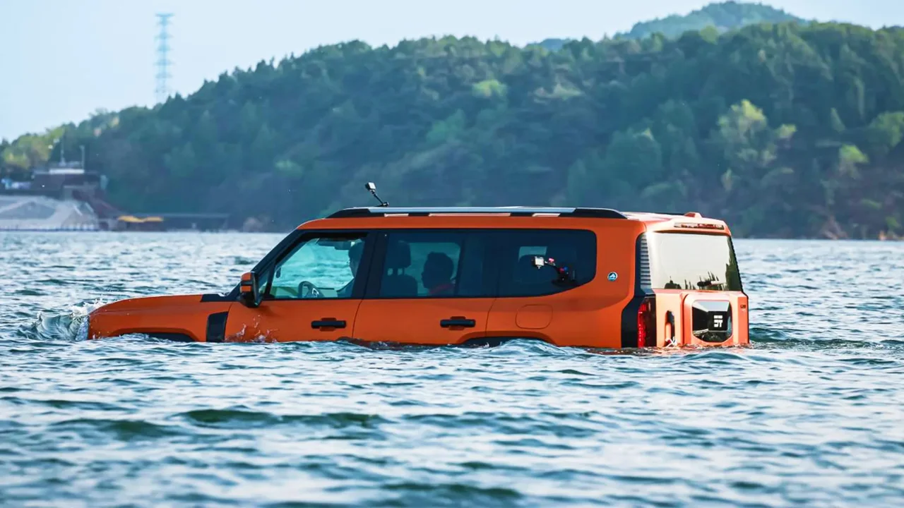 Yok Artık! Hem Karada Hem Suda Giden SUV Çıktı! İşte Türkleri Şaşkına Çeviren O Model...