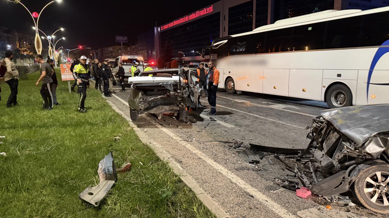 Yozgat'ta Dehşet Anları! Zincirleme Kazada 7 Yaralı, Araçlar Hurdaya Döndü!