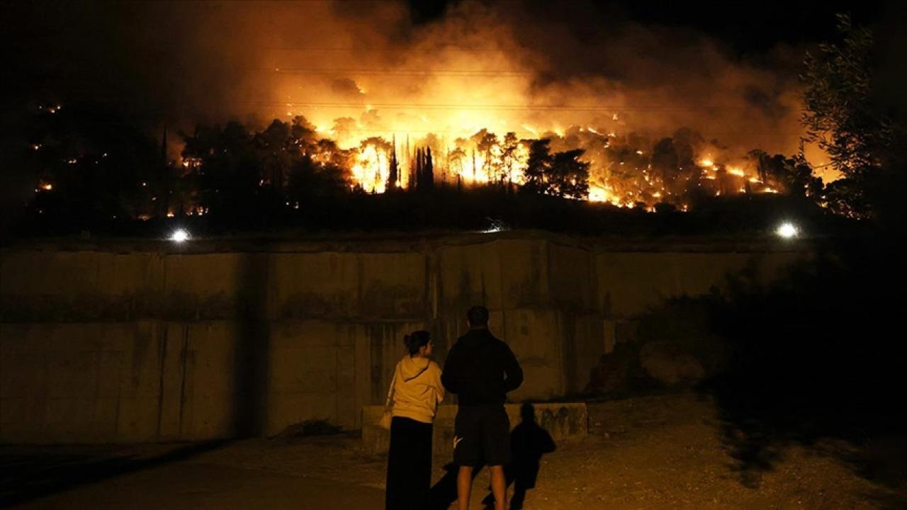 Yunanistan'da Orman Yangınlarıyla Mücadele Devam Ediyor
